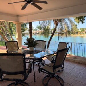 Casa en El Cid con vista al lago