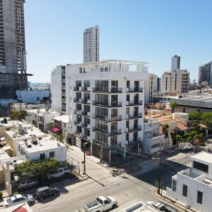 Vive a solo 300 metros del mar en Solana Bay Condos – Penthouse 1