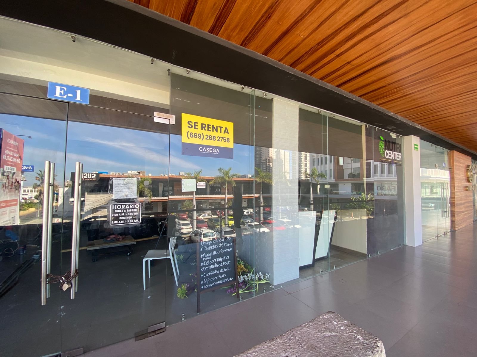 Fachada del local comercial E1 en Plaza Laguna Mazatlán