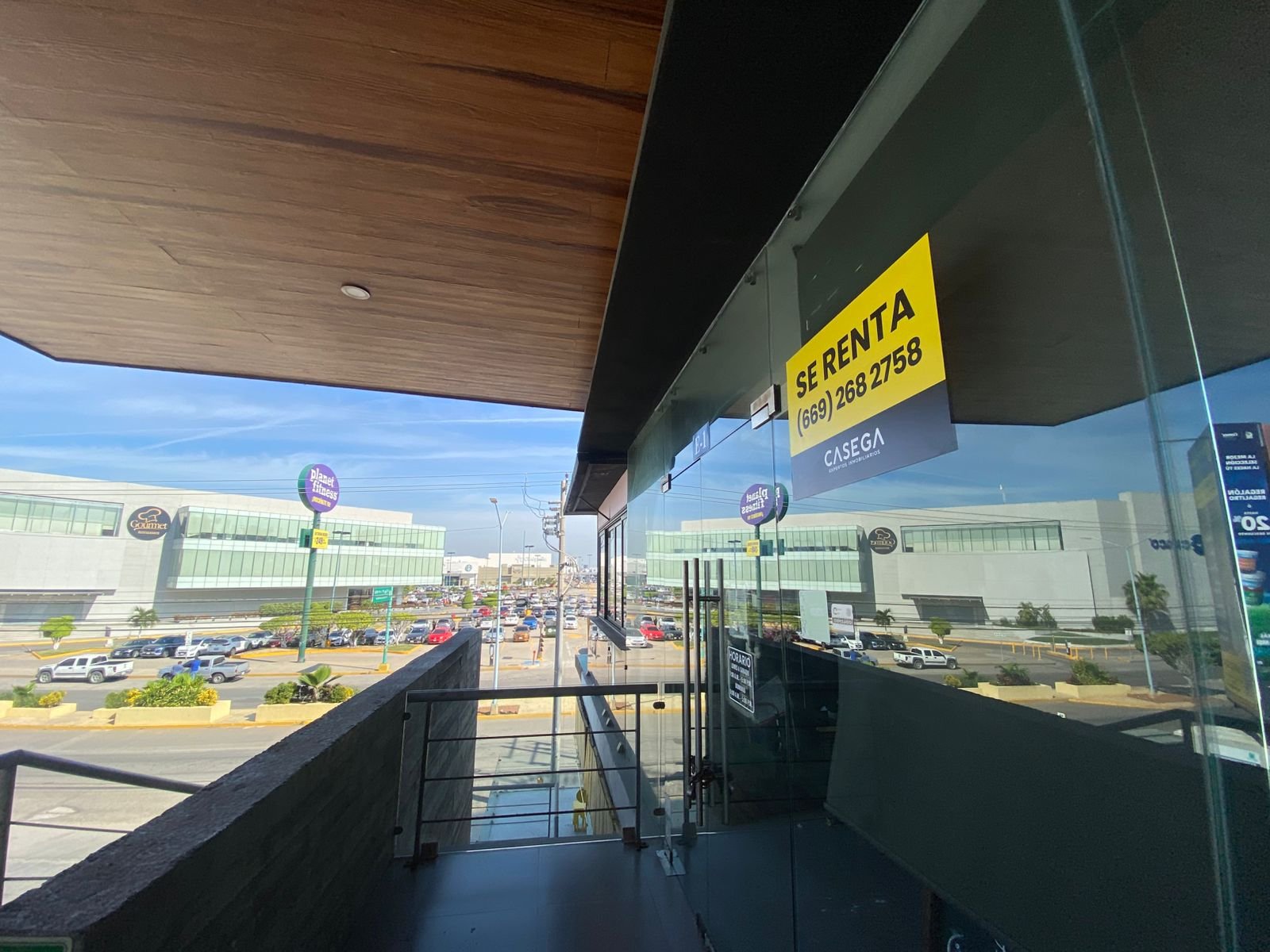 Vista frontal del local comercial E1 en Plaza Laguna Mazatlán