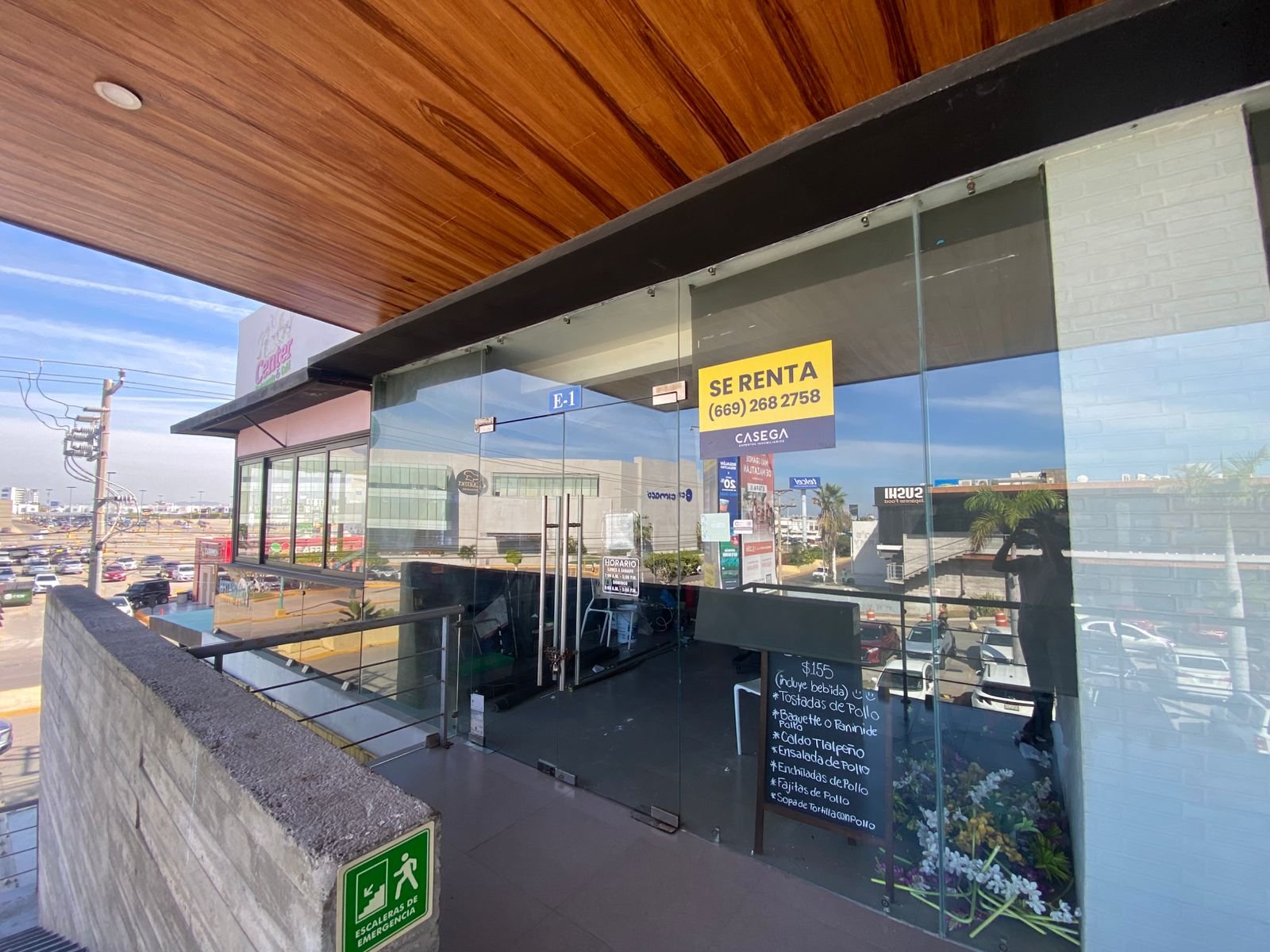 Vista lateral del local comercial E1 en Plaza Laguna Mazatlán