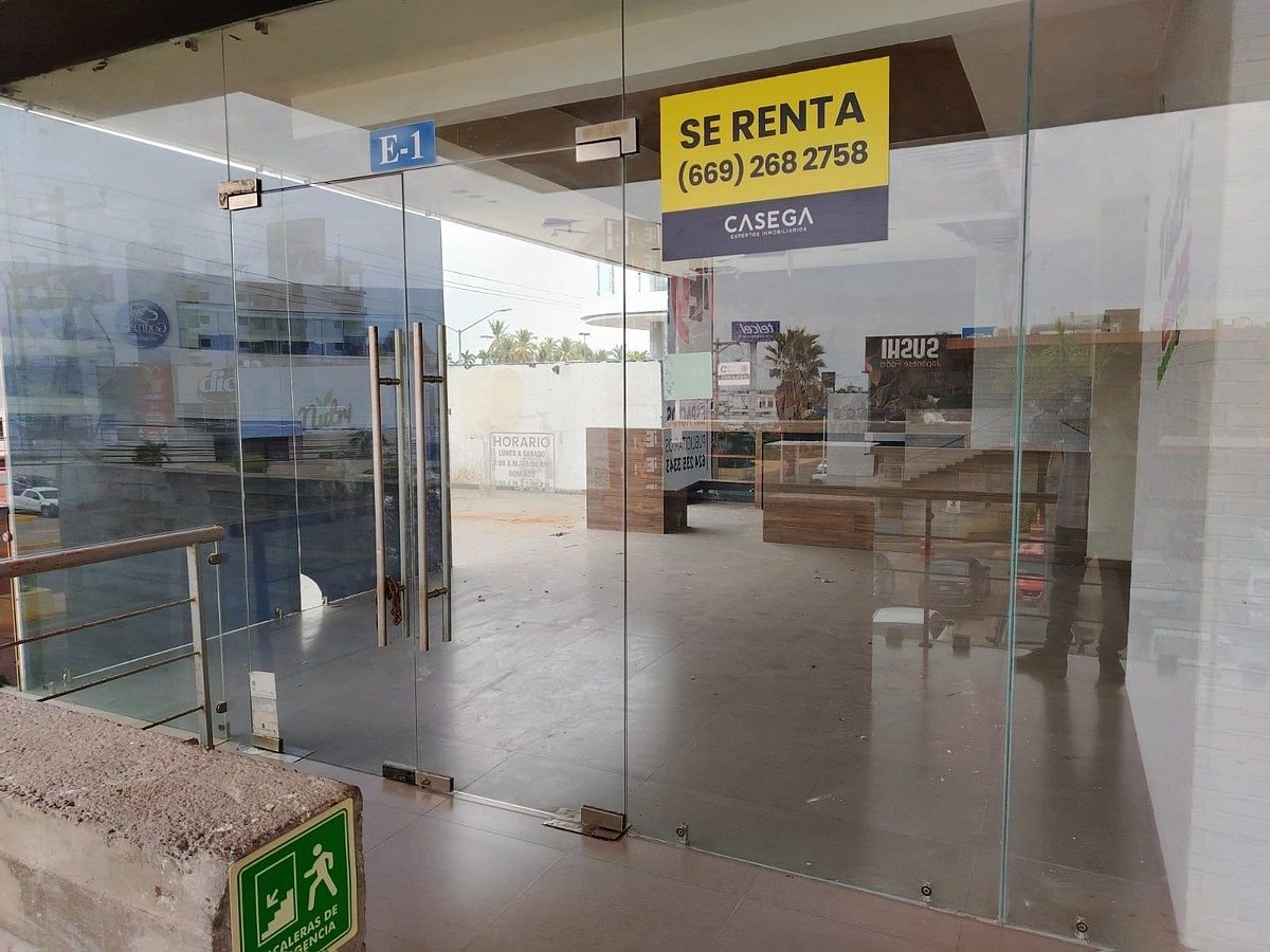 Local comercial E1 en Plaza Laguna Mazatlán visto desde la plaza