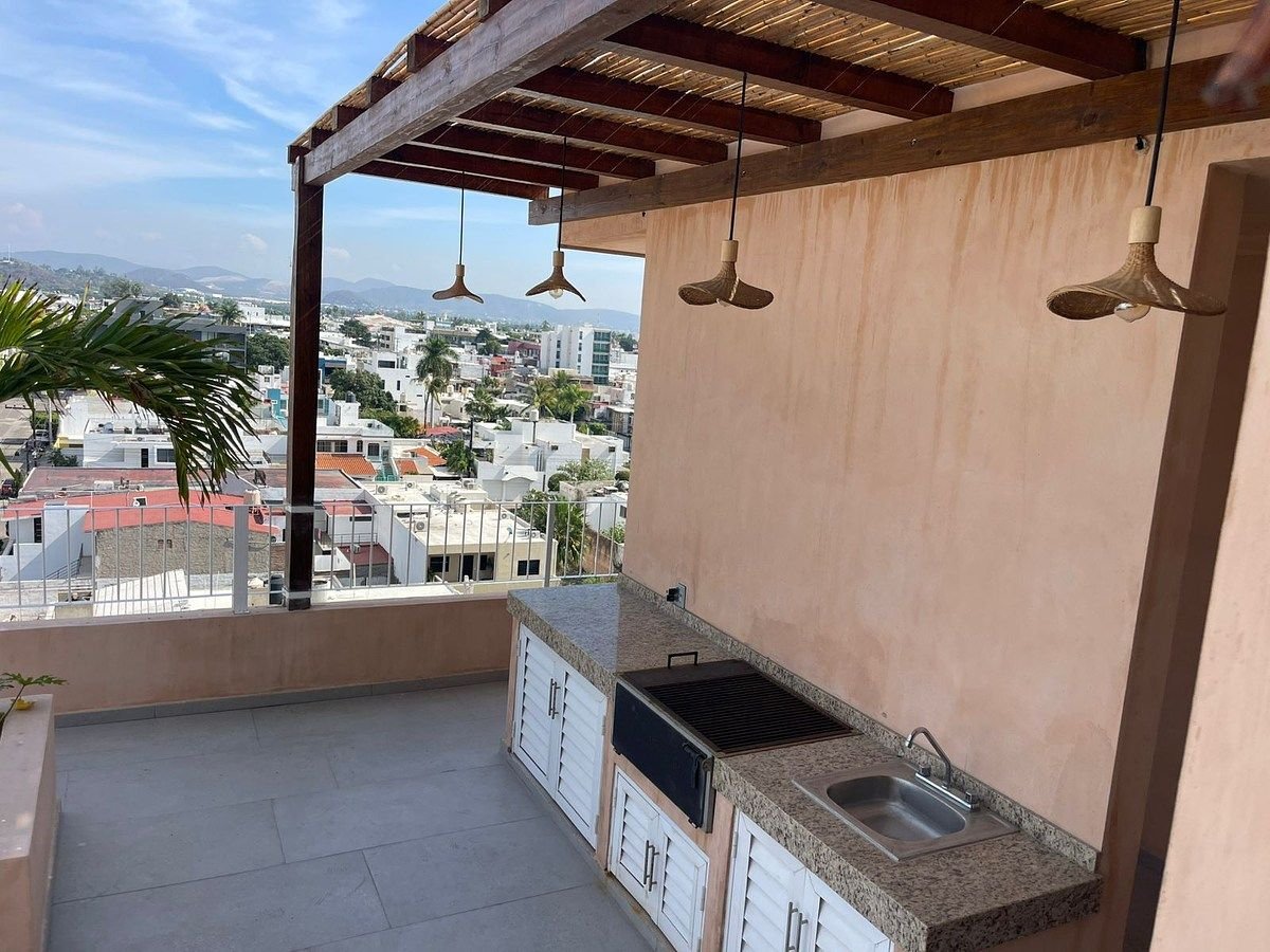 Detalle del área de parrilla en el roof garden del departamento en Torre Marivento