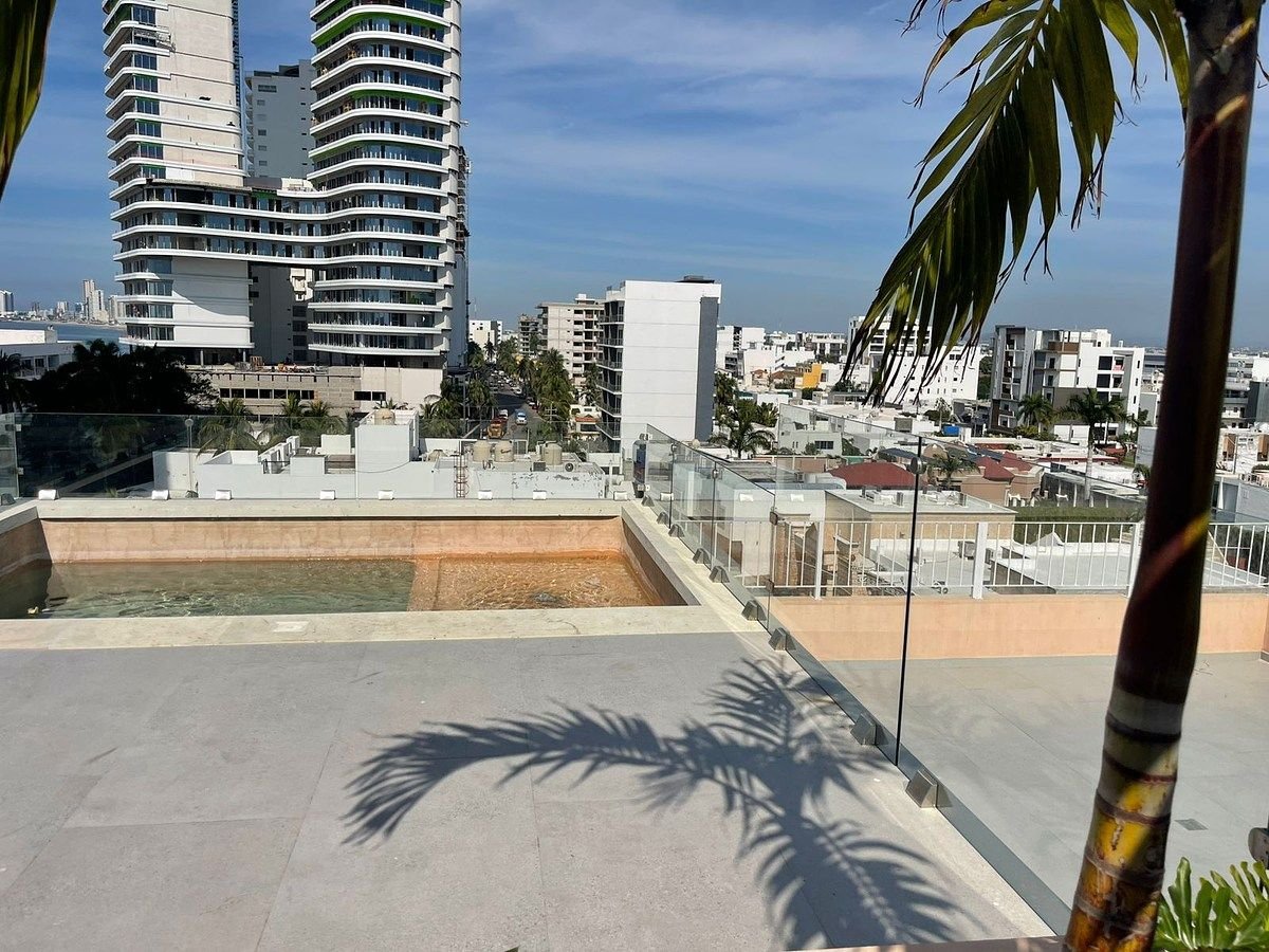 Roof garden y terraza del departamento en Torre Marivento vista cercana con alberca