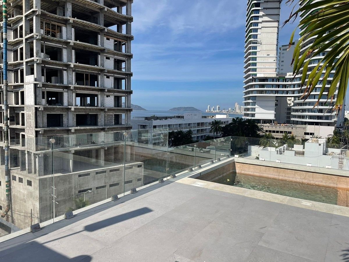 Roof garden del departamento en Torre Marivento vista desde una esquina, se aprecia parte de la alberca