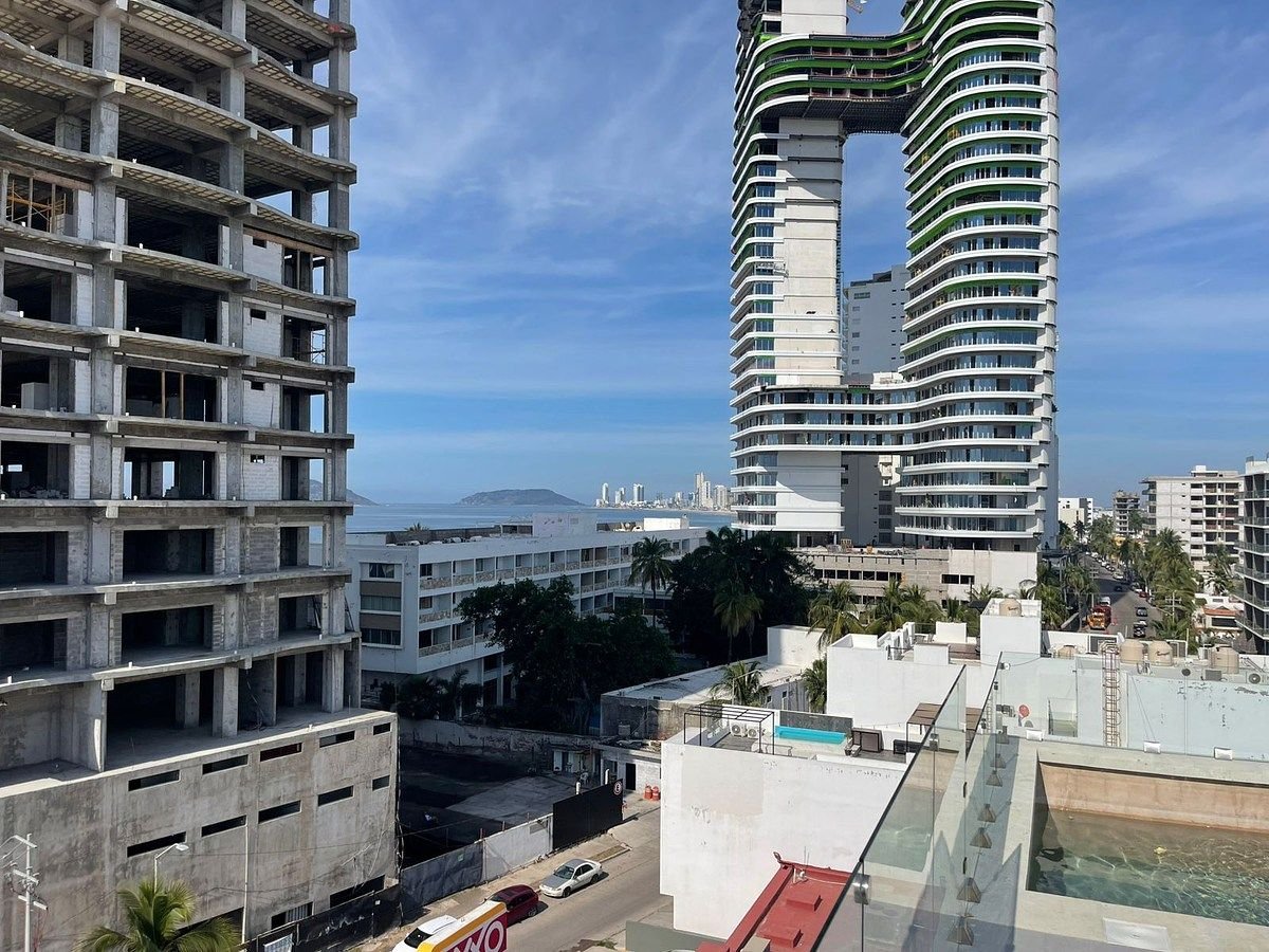 Roof garden del departamento en Torre Marivento vista desde una esquina, se aprecia pedazo de la alberca