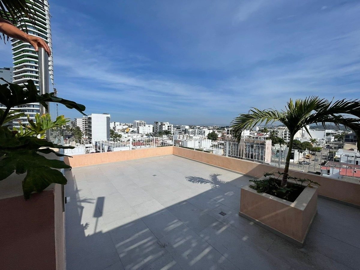 Terraza del roof garden en Torre Marivento con vista panorámica a Mazatlán