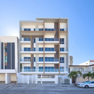 Fachada principal de Torre Córdoba, un edificio de departamentos de lujo con diseño moderno y balcones de cristal.