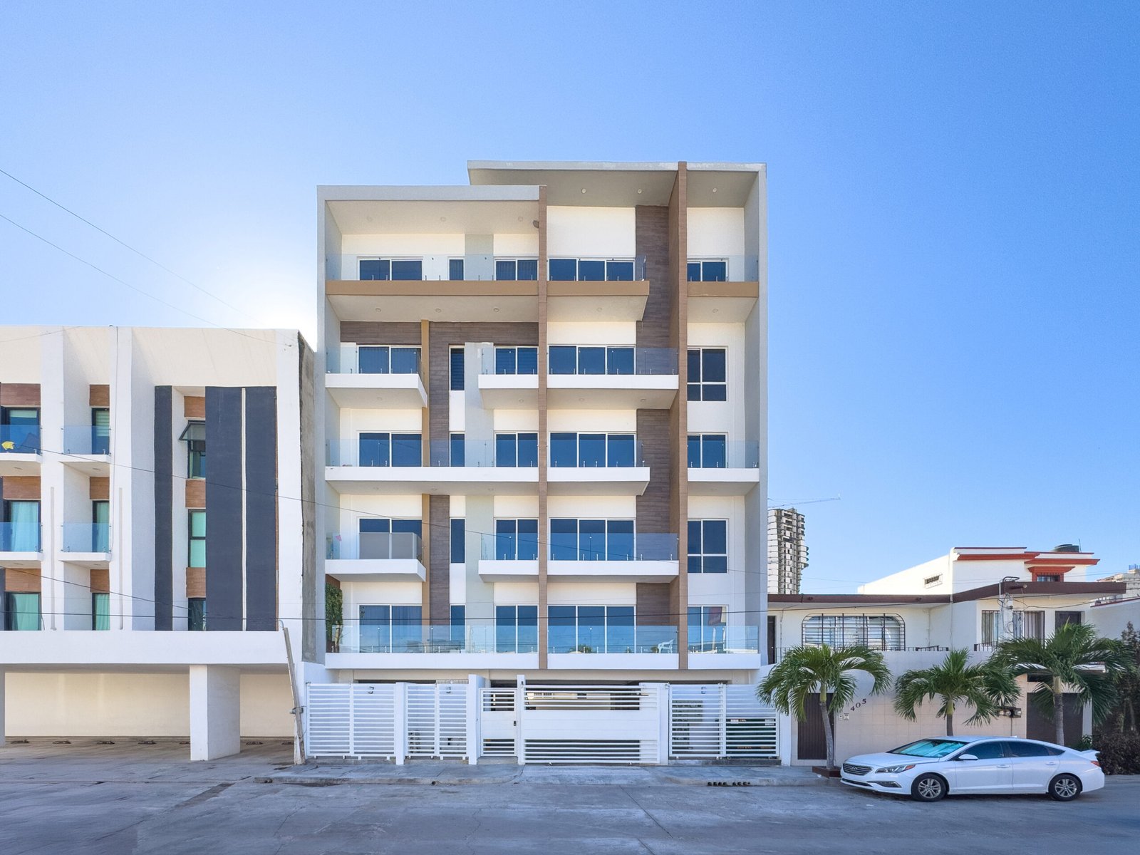 Fachada principal de Torre Córdoba, un edificio de departamentos de lujo con diseño moderno y balcones de cristal.