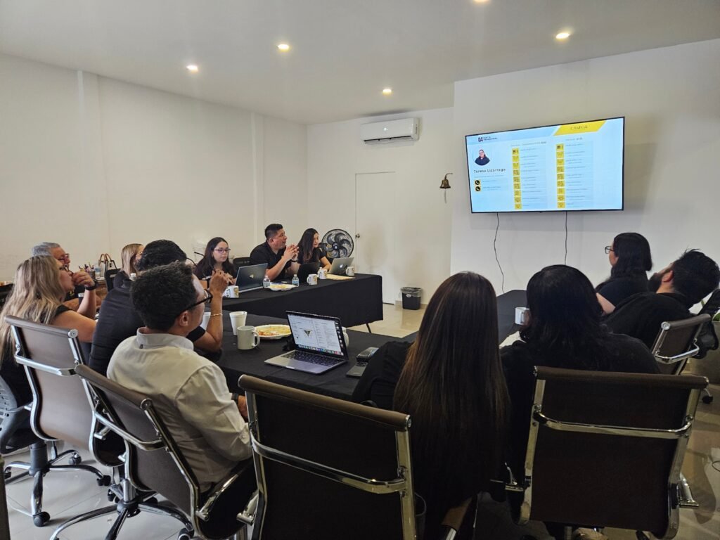 Equipo de CASEGA analizando resultados durante la junta anual Q4 2025