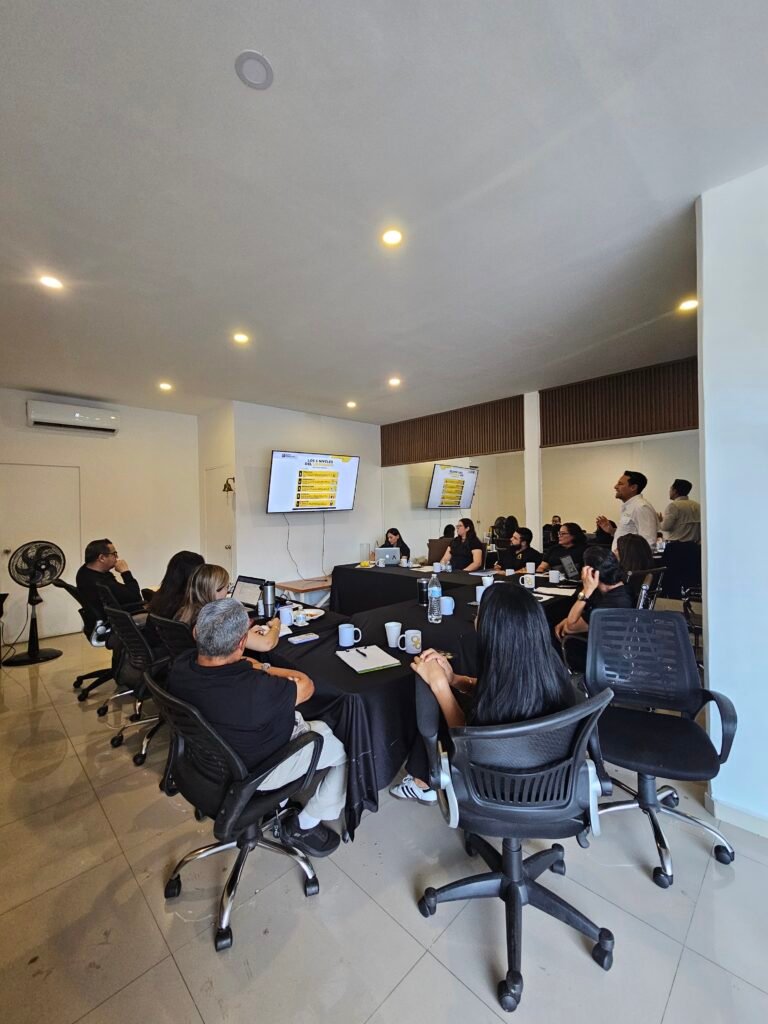 Colaboradores de CASEGA atentos al mensaje de dirección en la junta anual Q4 2025
