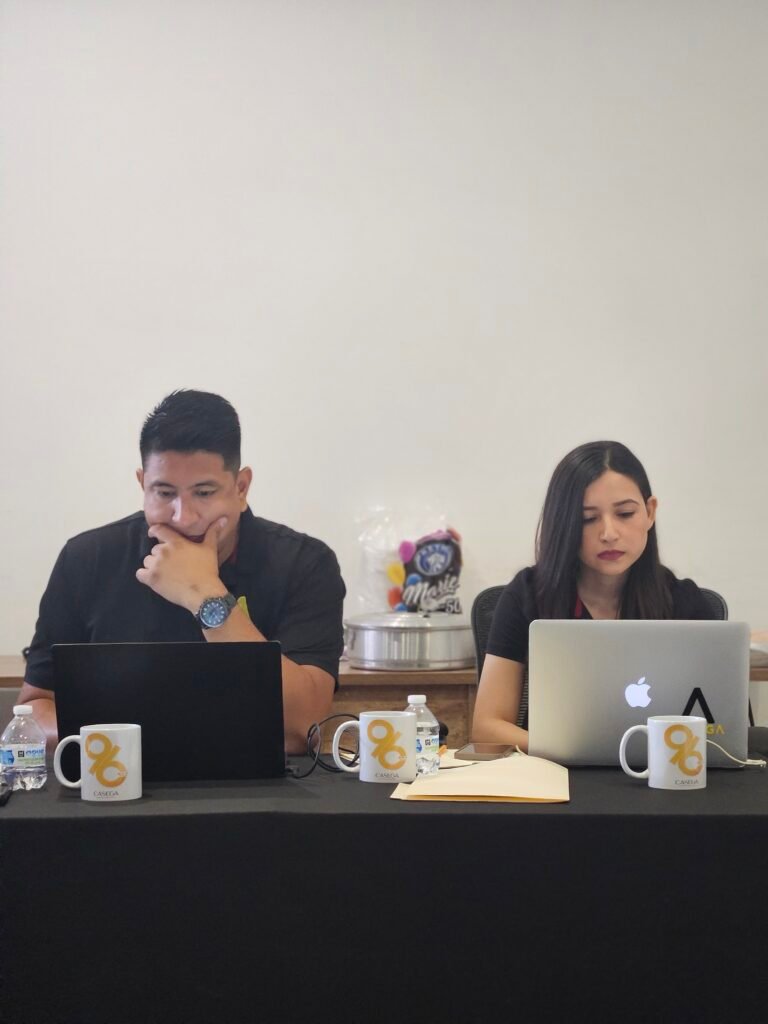 Equipo de coordinación operativa de CASEGA revisando información durante la junta anual