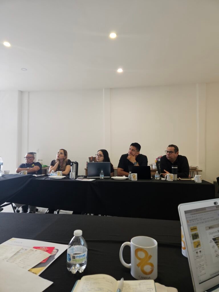 Equipo de CASEGA atento a la presentación en la junta anual Q4 2025