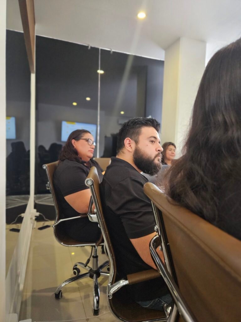 Integrantes del área de marketing y asesor de CASEGA atentos a la presentación anual