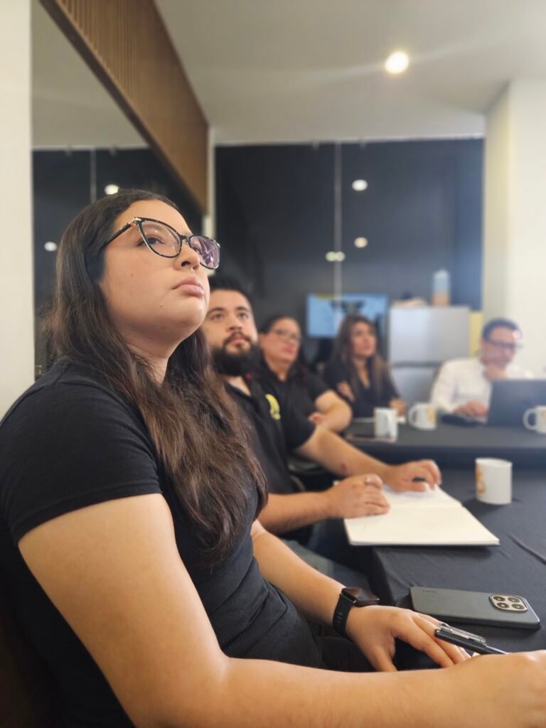 Equipo de marketing, asesoras y dirección de CASEGA poniendo atención durante la junta anual Q4 2025