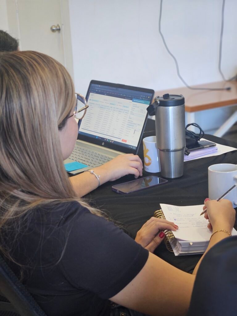 Colaborador de CASEGA tomando notas durante la junta anual Q4 2025