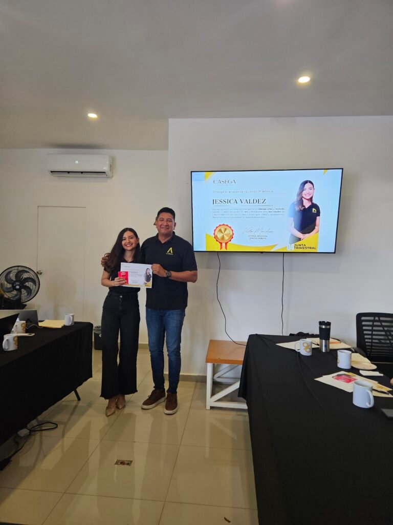 Jessica recibiendo reconocimiento por liderazgo activo y motivador en la junta anual Q4 2025 de CASEGA