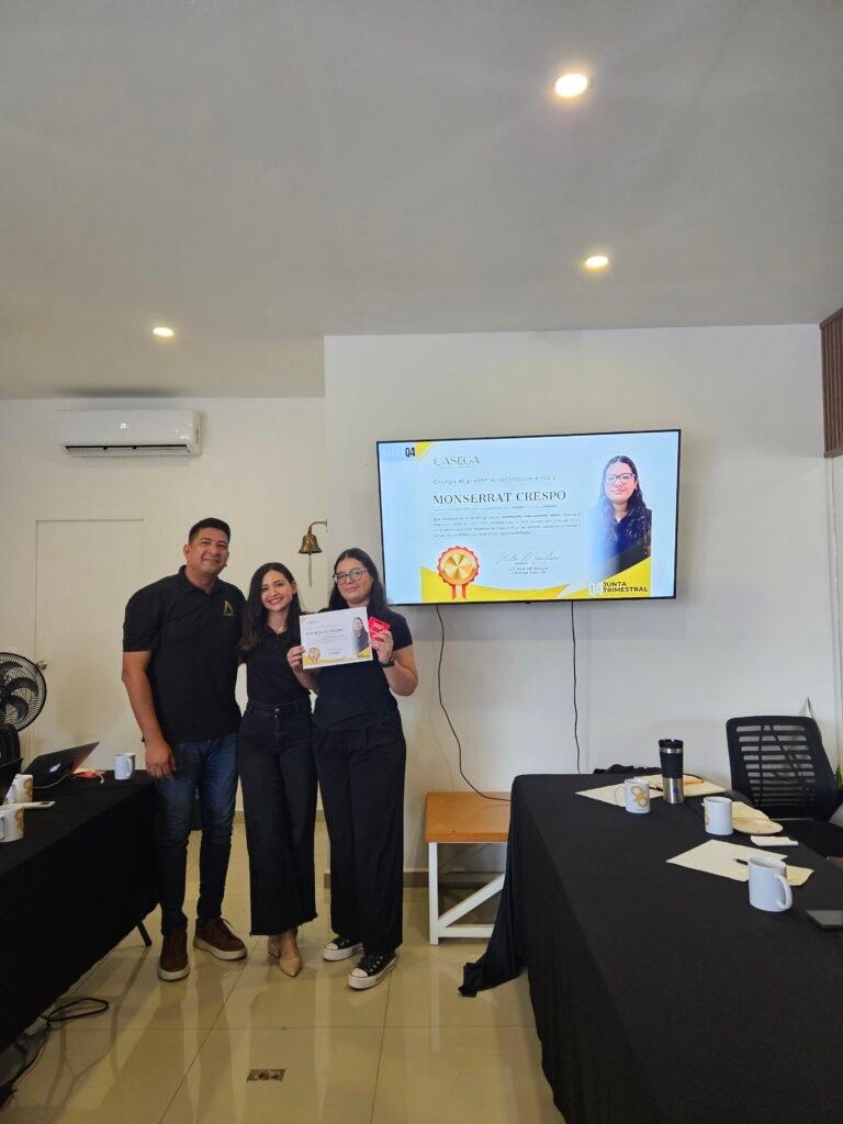 Monse recibiendo reconocimiento por desempeño sobresaliente durante la junta anual Q4 2025 de CASEGA
