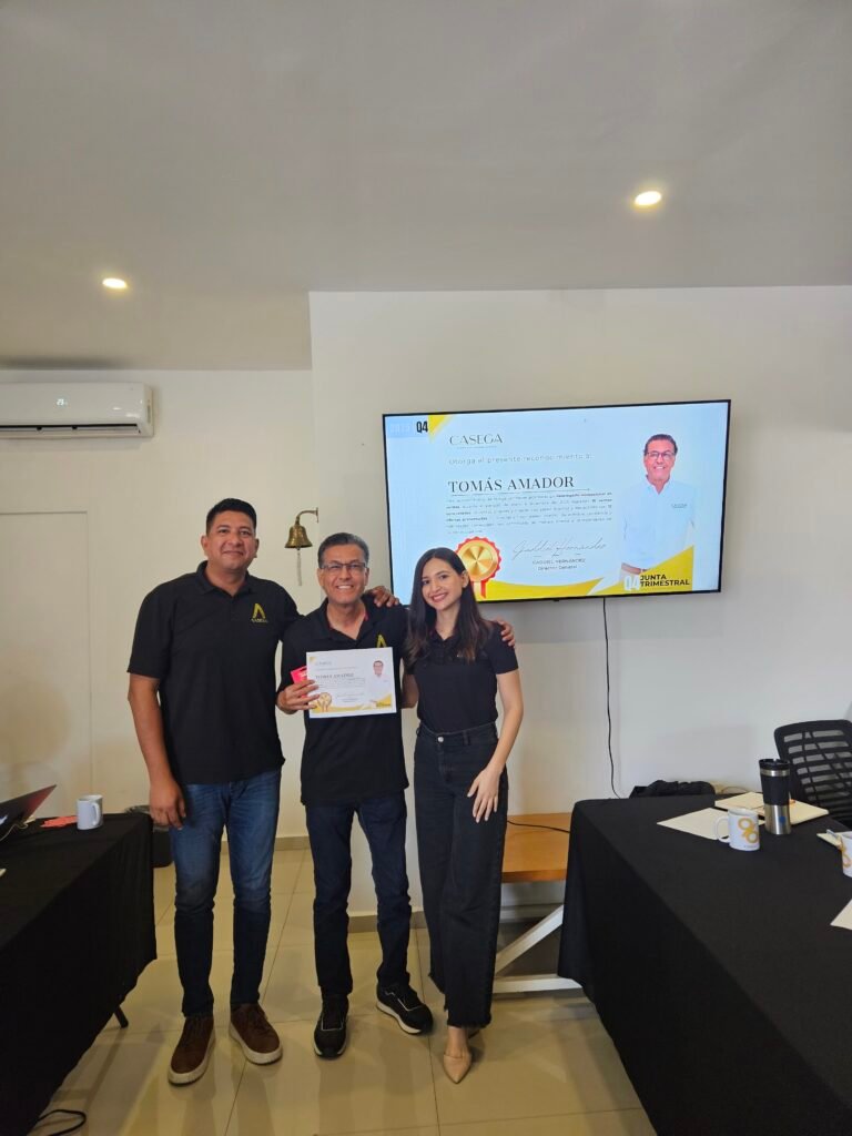 Tomas recibiendo reconocimiento por desempeño excepcional en ventas en la junta anual Q4 2025 de CASEGA
