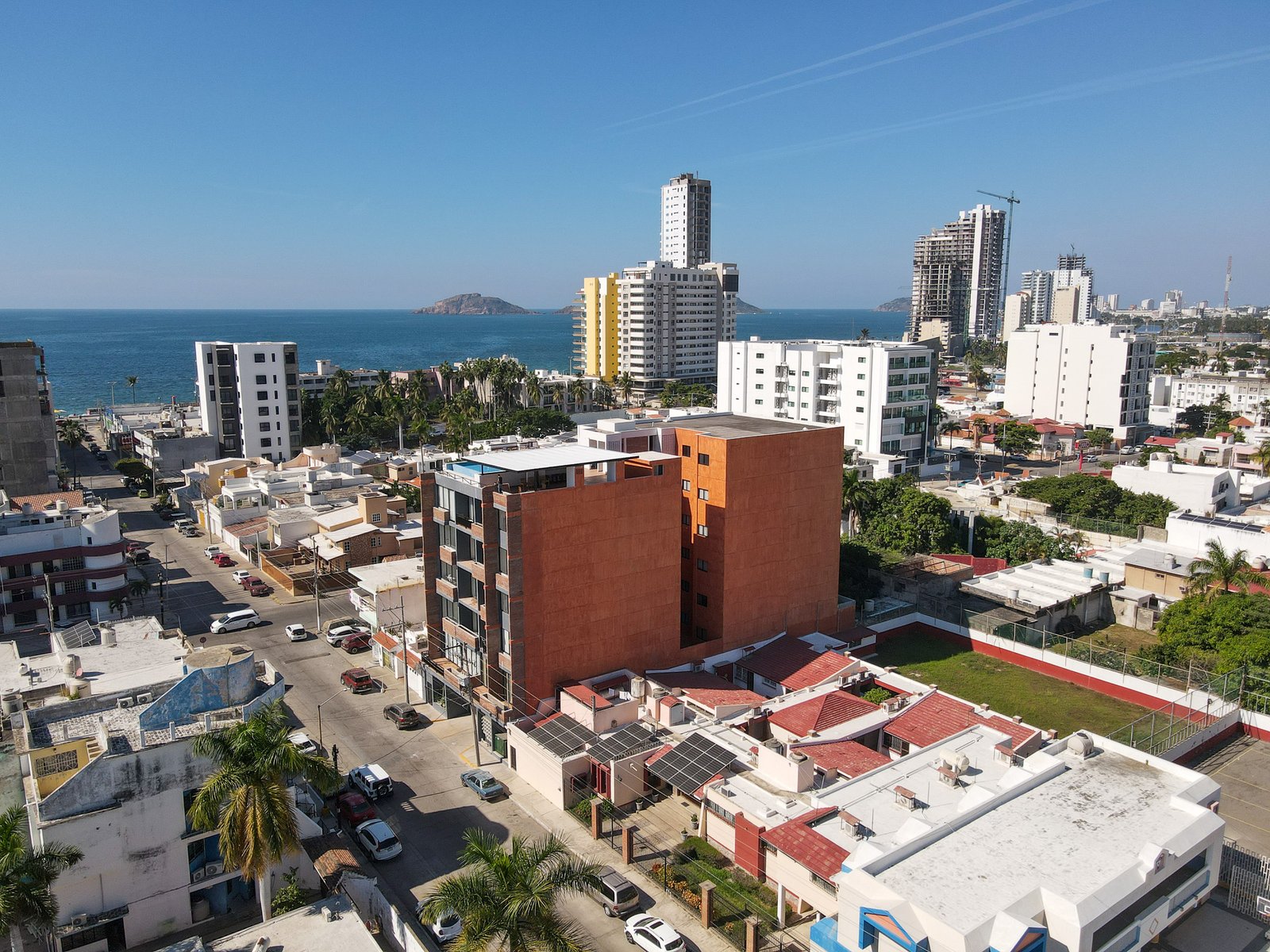 Fotografía aérea del edificio San Lorenzo con el océano y la ciudad de fondo.