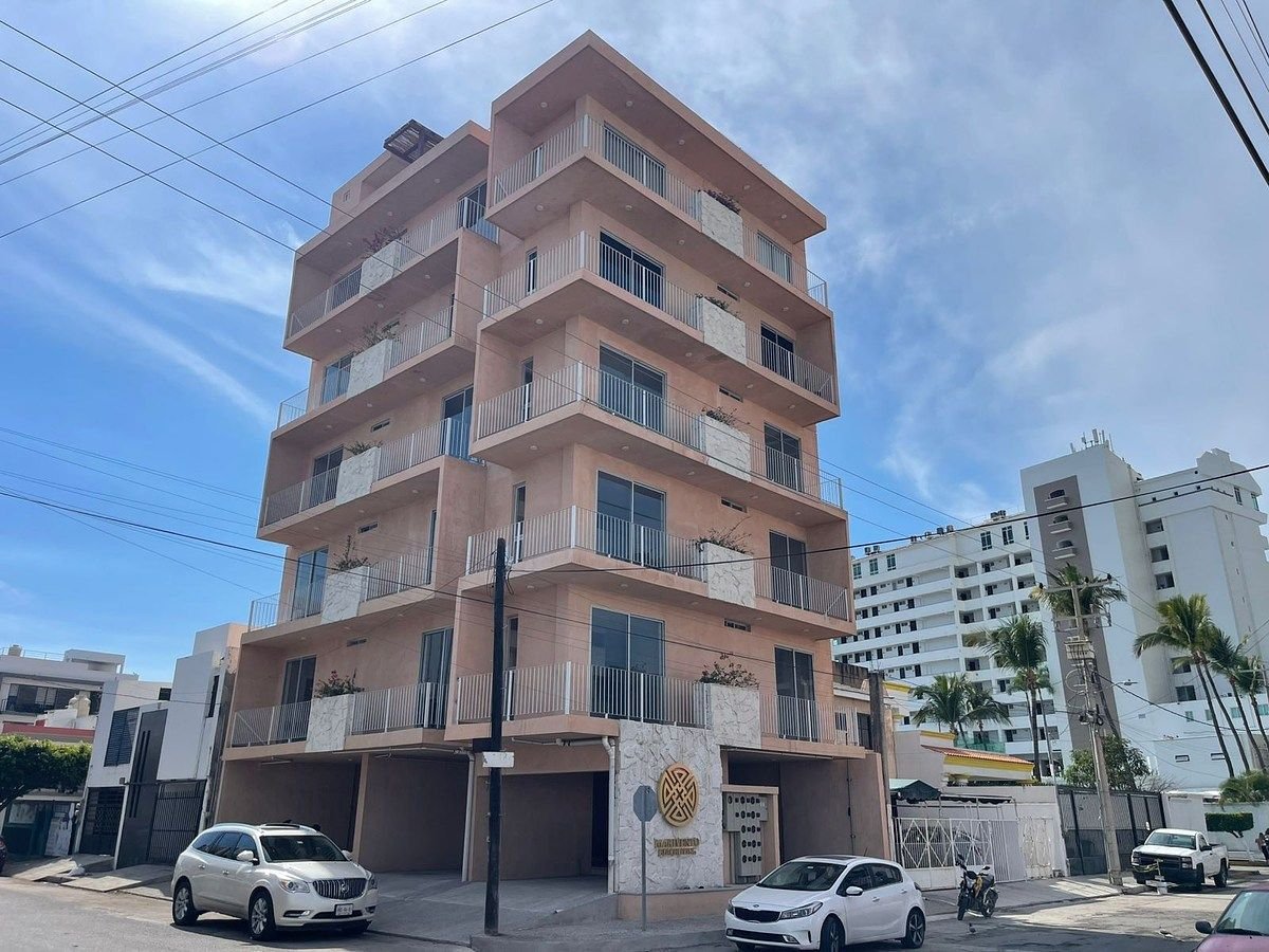 Fachada de Torre Marivento en Mazatlán cerca del Malecón