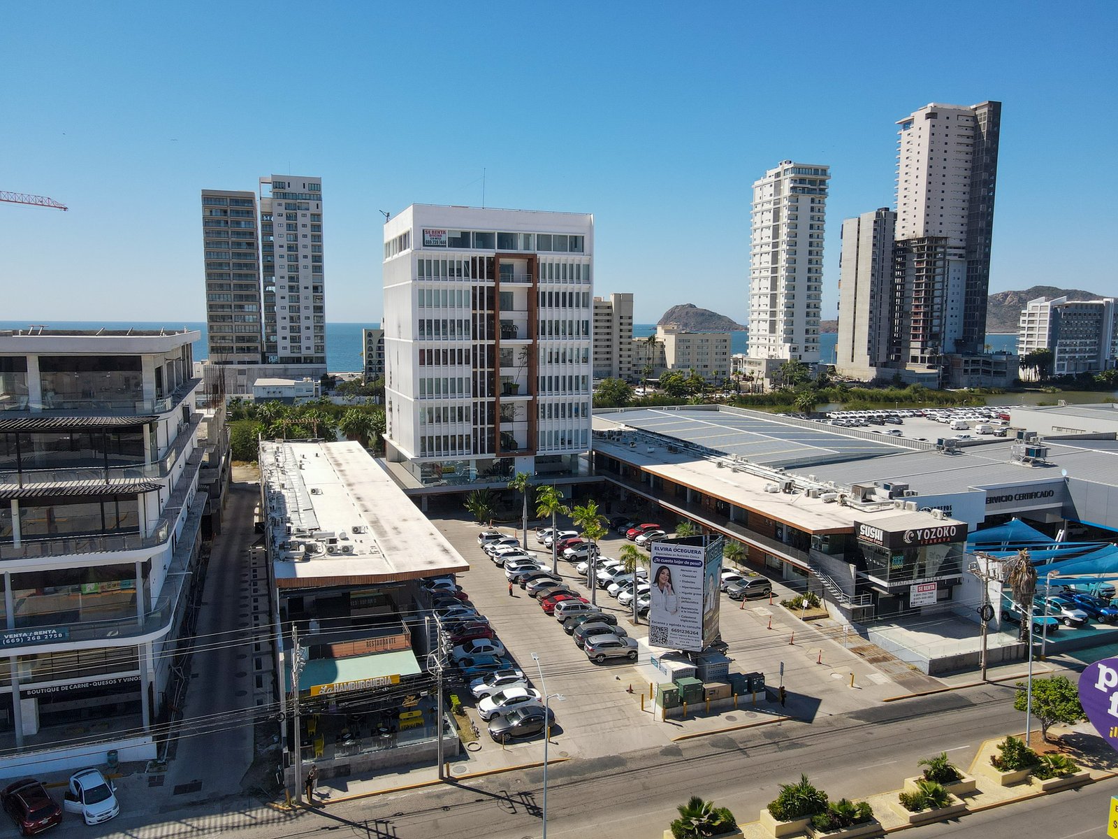 Fachada de Laguna Plaza con el local F1 ubicado en la planta alta sobre la avenida principal.