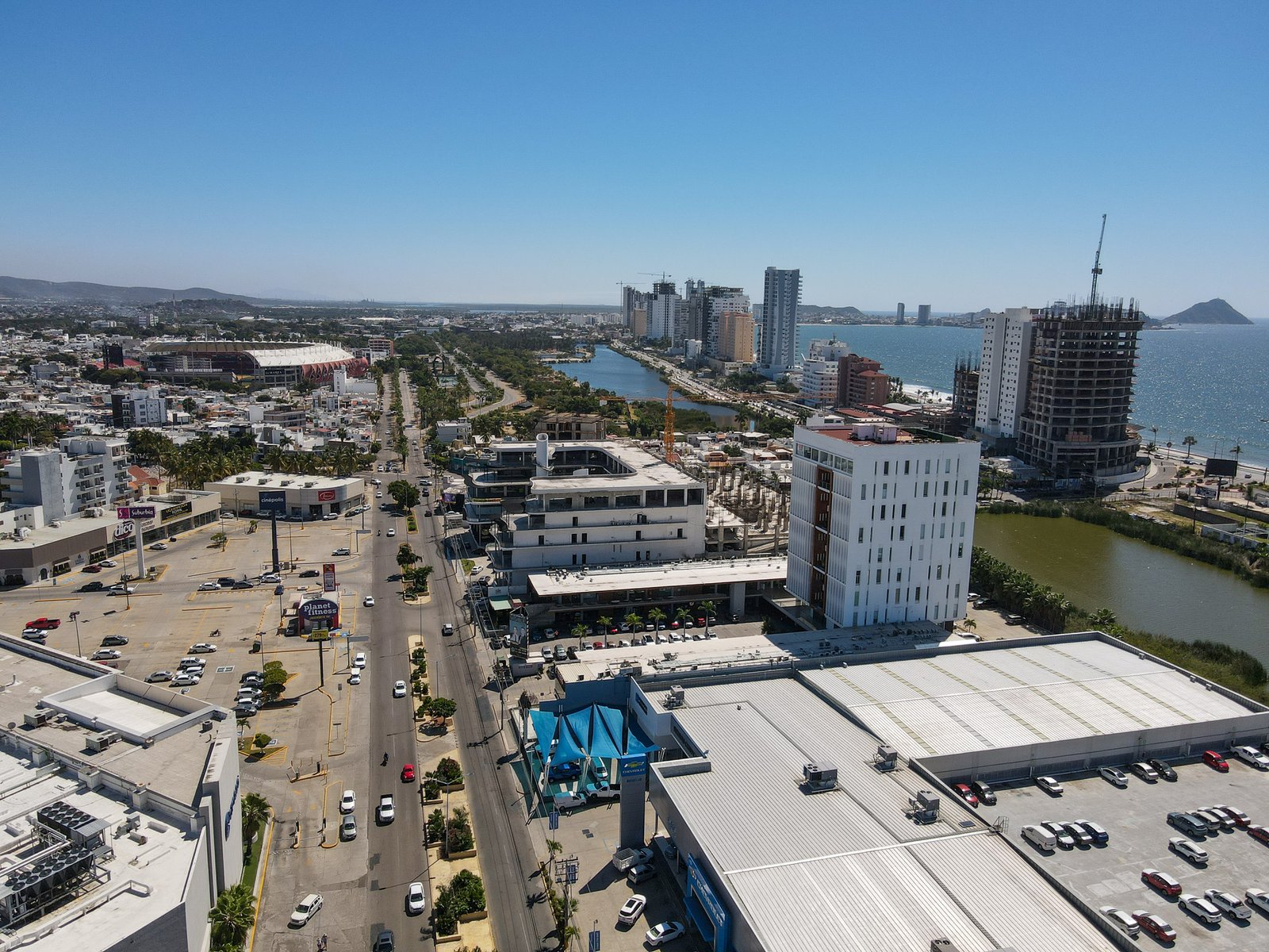 Vista panorámica de la zona comercial que rodea a Laguna Plaza, ideal para alto flujo de clientes.