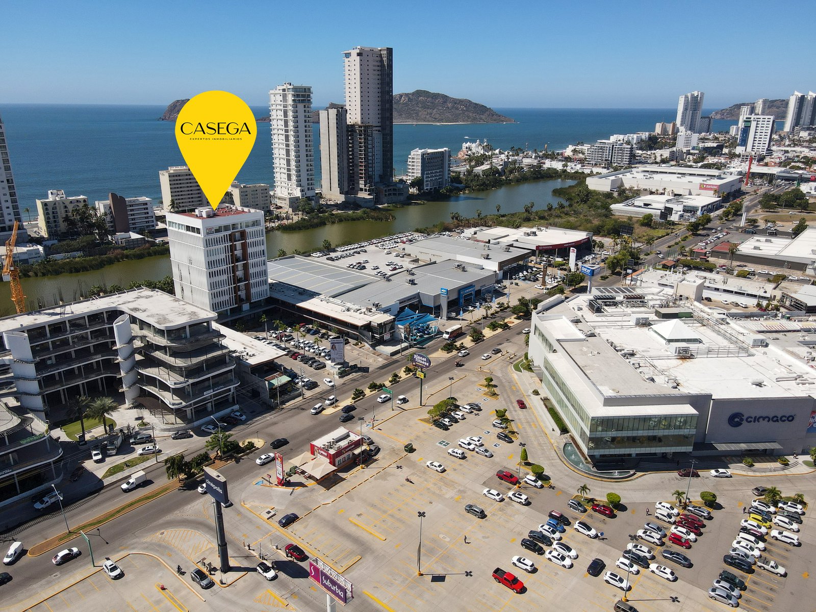 Vista panorámica de la zona comercial que rodea a Laguna Plaza, ideal para alto flujo de clientes.