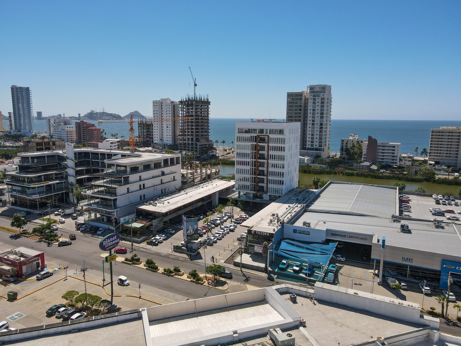 Toma aérea de Laguna Plaza mostrando la cercanía con el malecón y la zona turística de Mazatlán.