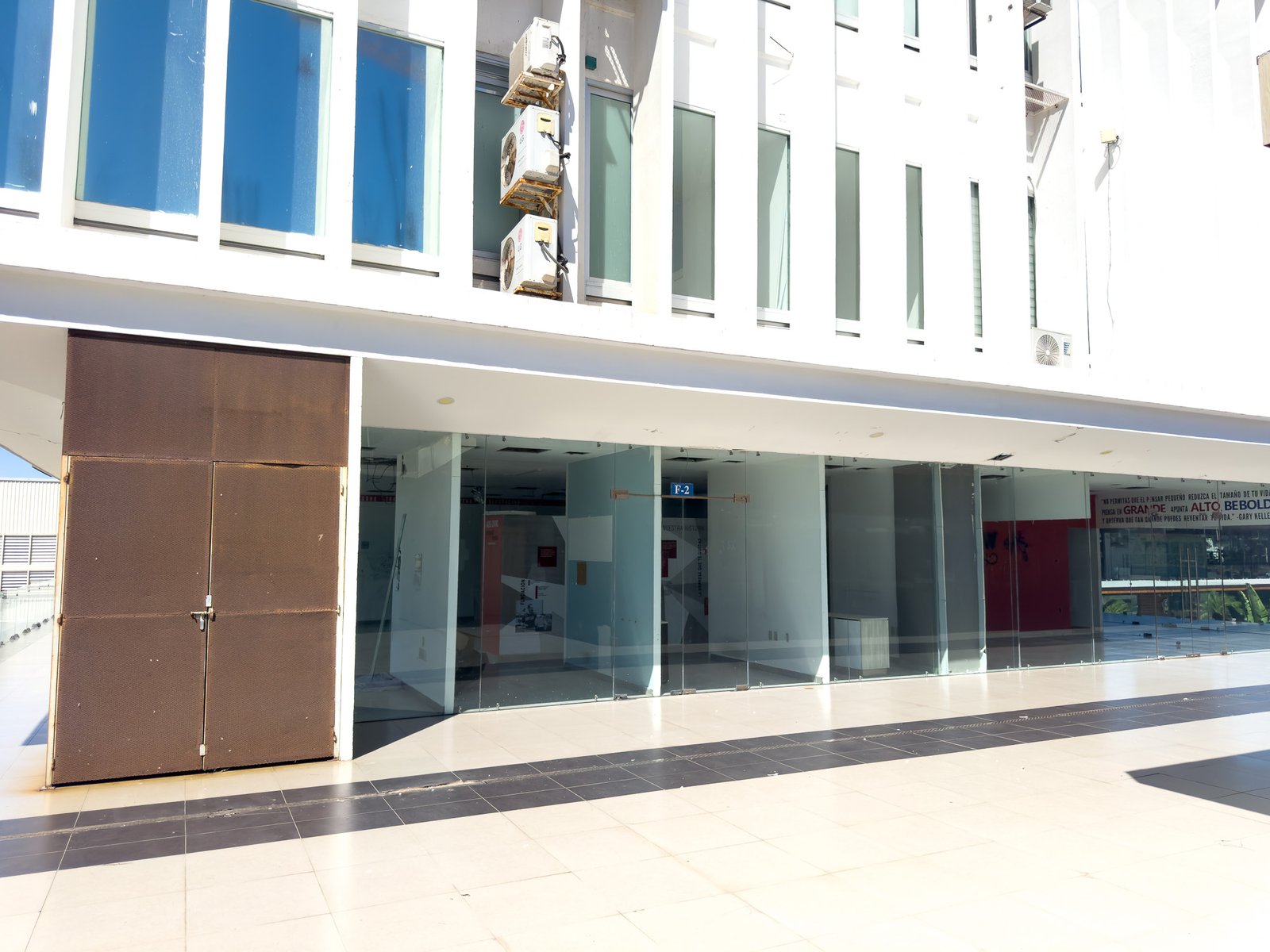 Perspectiva lateral de la fachada de cristal del local F2.
