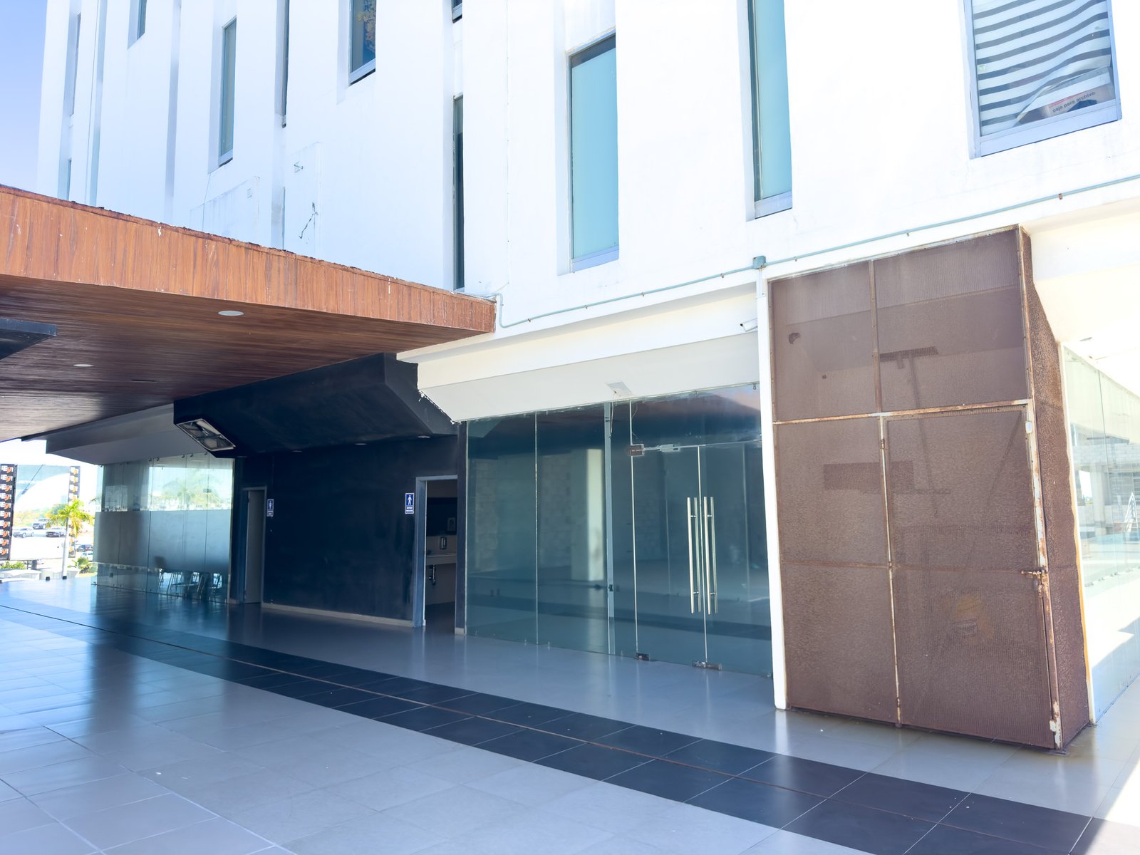 Vista exterior de la oficina en planta alta resaltando la amplitud de la fachada y el entorno corporativo de lujo.