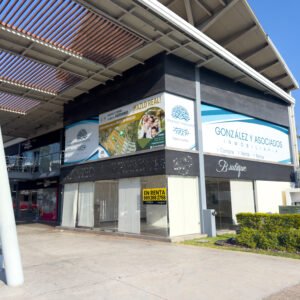 Local comercial en renta en esquina de Plaza Andanza con amplios ventanales y visibilidad de marca.