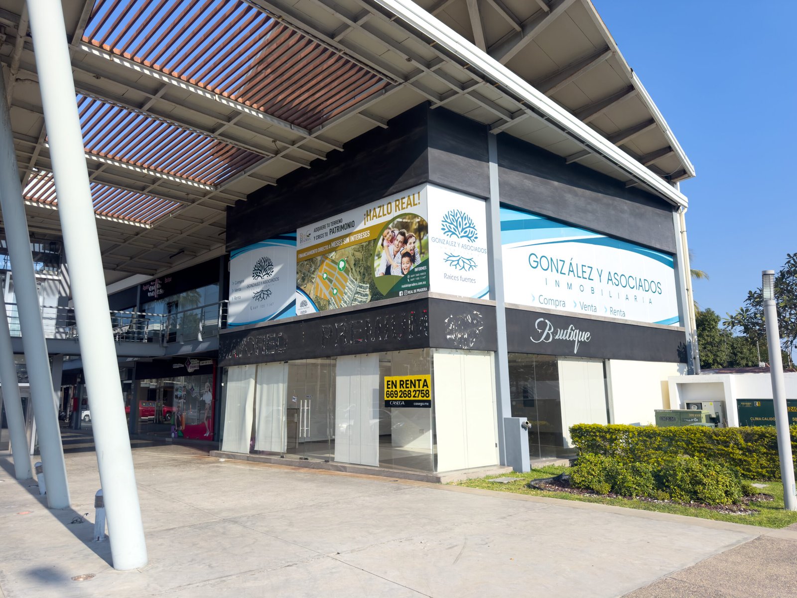 Local comercial en renta en esquina de Plaza Andanza con amplios ventanales y visibilidad de marca.