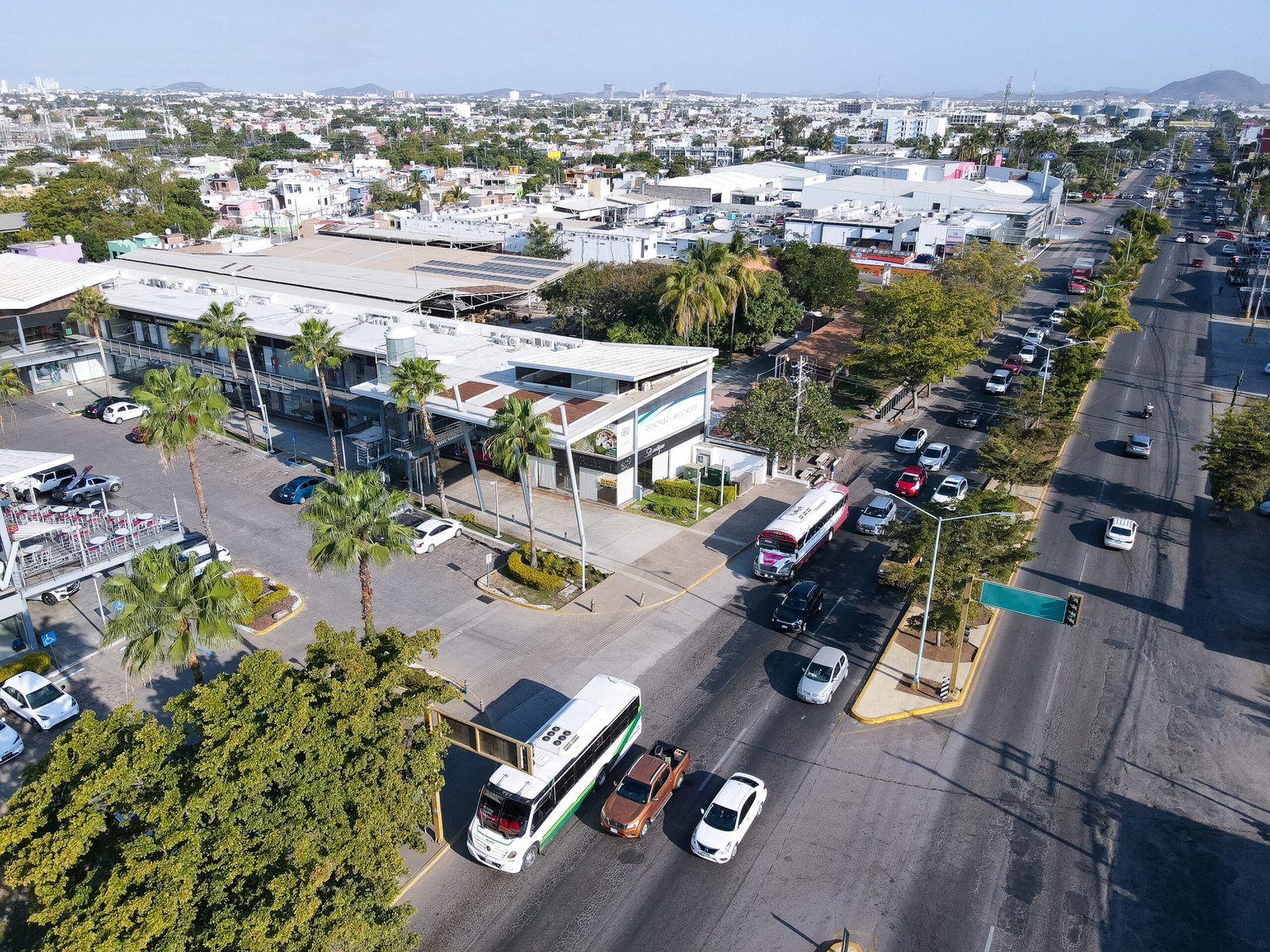 Vista aérea que destaca la ubicación de Plaza Andanza sobre avenida principal con constante tráfico de clientes.