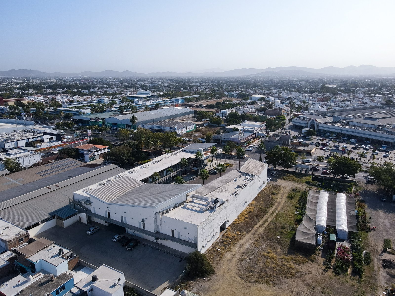 Perspectiva aérea del complejo comercial Plaza Andanza y su integración con la zona urbana de alto crecimiento.