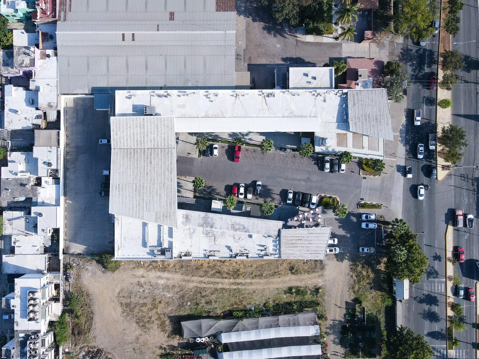 Toma cenital (desde arriba) mostrando el amplio estacionamiento y la cómoda distribución de los locales.