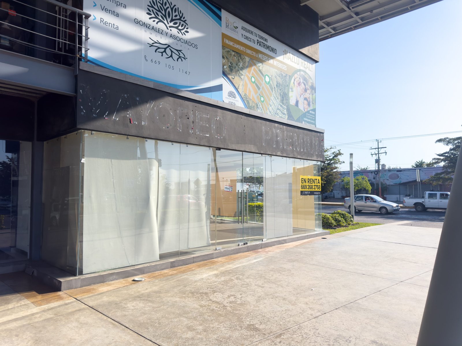 Detalle de ventanales de piso a techo en local comercial de Plaza Andanza, ideal para exhibición.