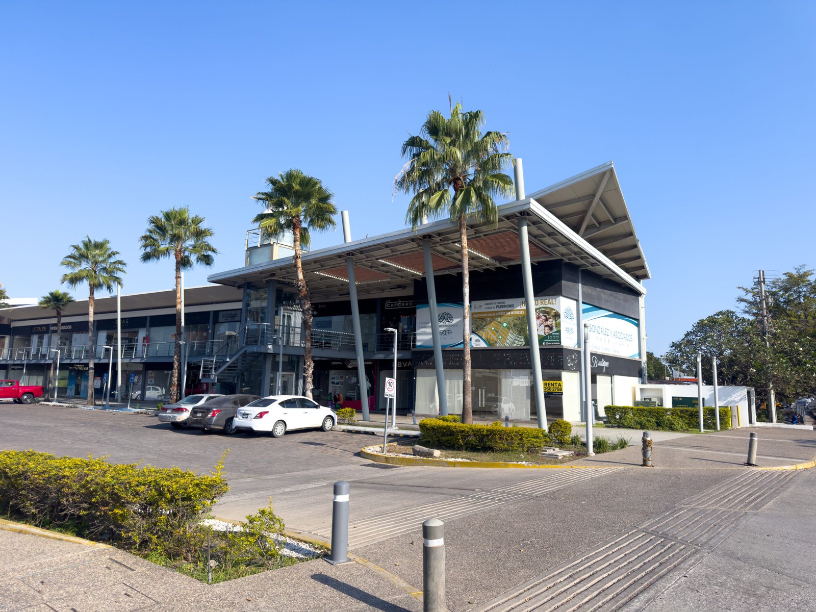 Exterior de Plaza Andanza con diseño contemporáneo, áreas verdes y facilidad de acceso para clientes.