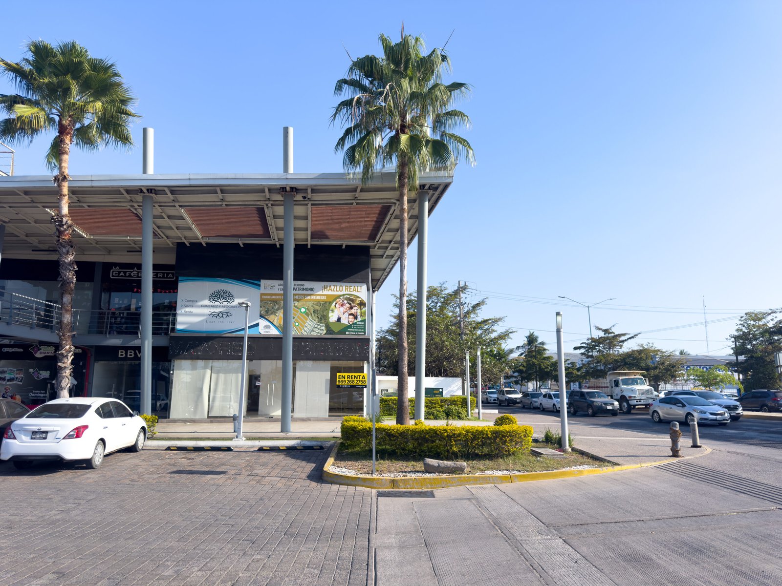Entrada al local desde el área de estacionamiento de la plaza, destacando la comodidad para el visitante.