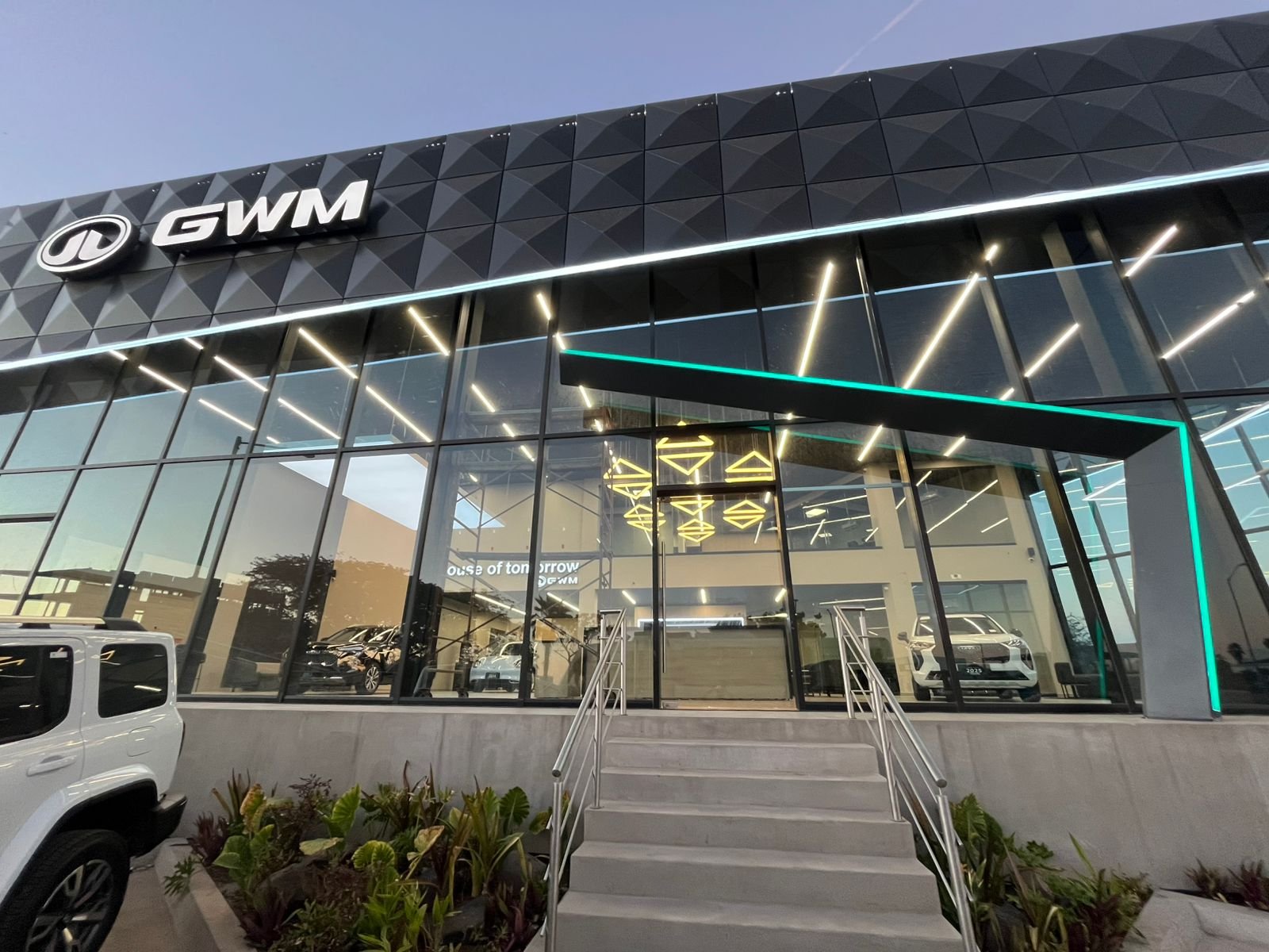 Fachada moderna de local comercial en renta con amplios ventanales y rampa de acceso en Mazatlán.