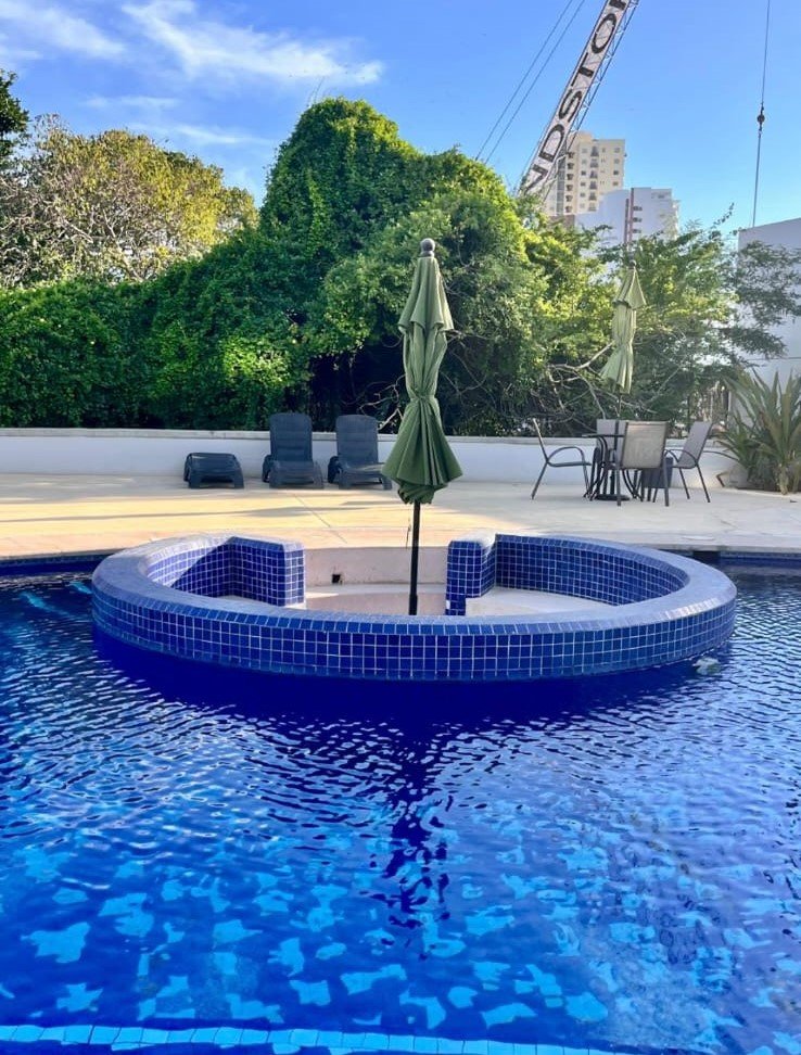 Detalle de la zona de hidromasaje circular integrada en la alberca principal de Manzara.