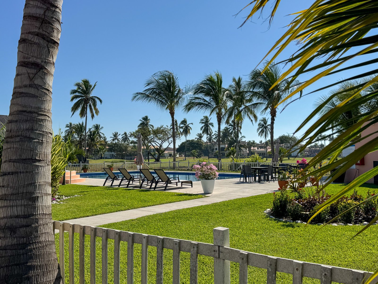 Área de alberca y asoleaderos en la casa club de Estrella del Mar, amenidades junto al terreno.