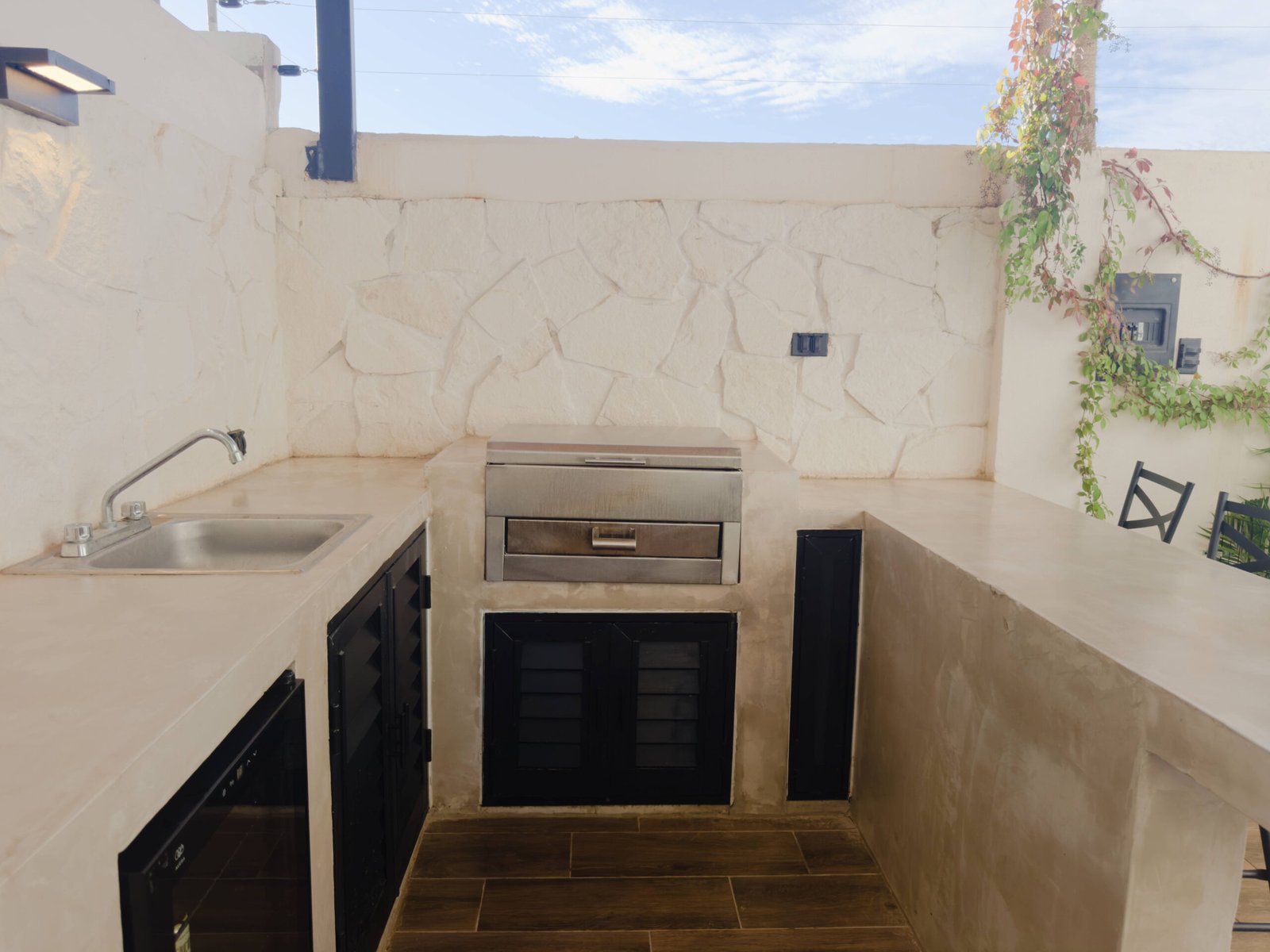 Barra de servicios exterior en Almarena 1314 con tarja de acero inoxidable y diseño minimalista.