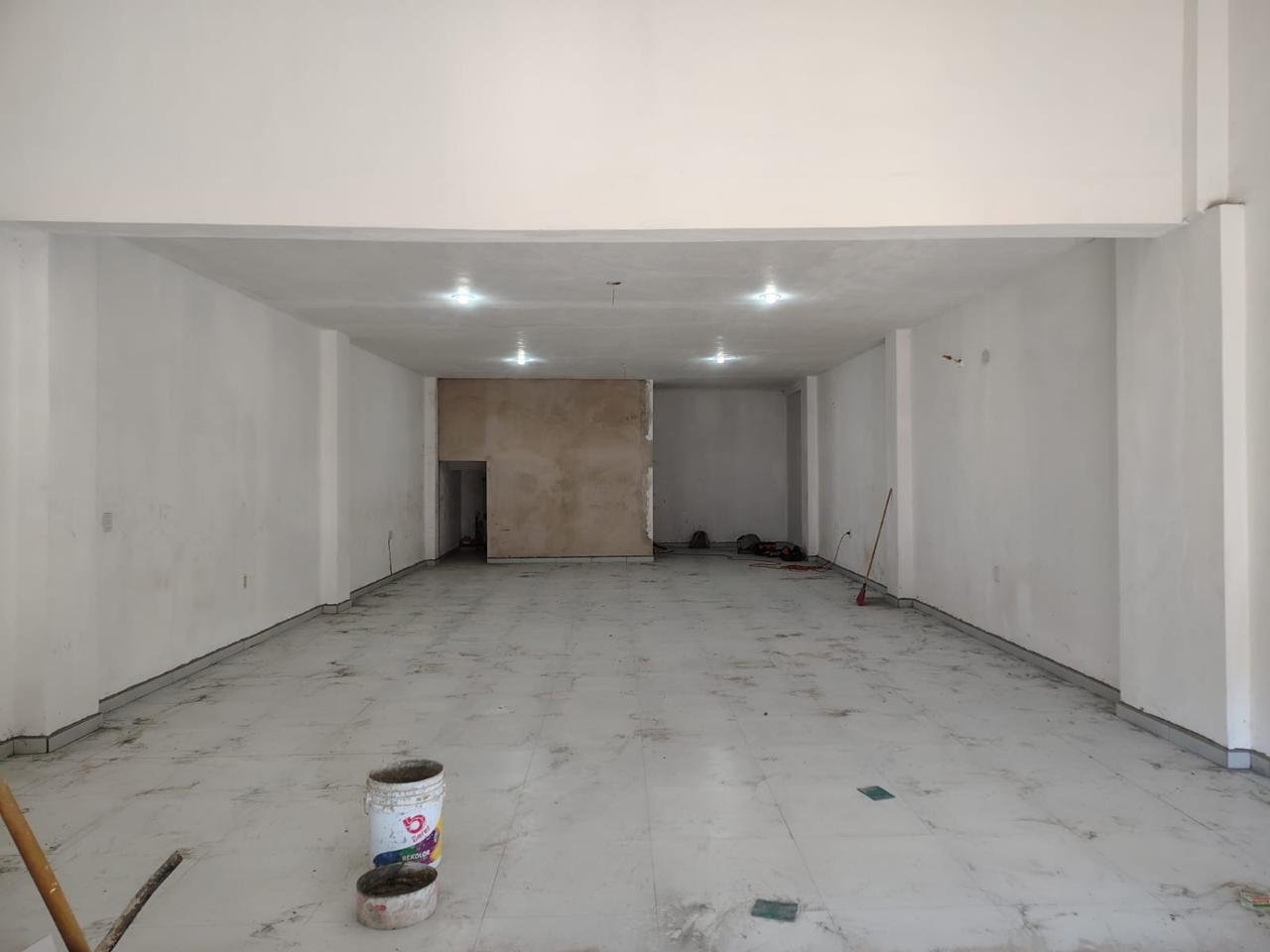 Planta baja despejada con piso cerámico en local sobre Av. Ejército Mexicano.