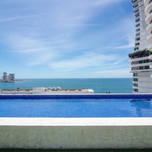 Vive a una cuadra del mar en Flamingo Tower #701