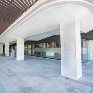 Local comercial en renta a una cuadra del Malecón de Mazatlán con terraza y mezzanine